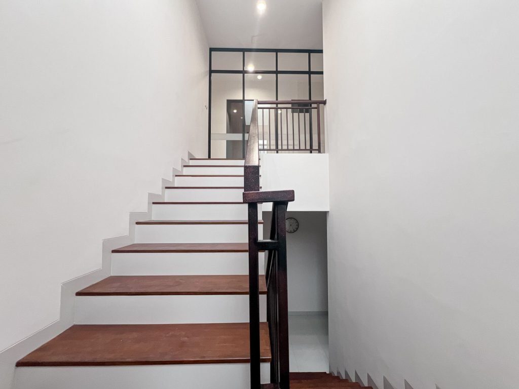 The stairs and landing at Arcelon Premiere seen from the ground floor