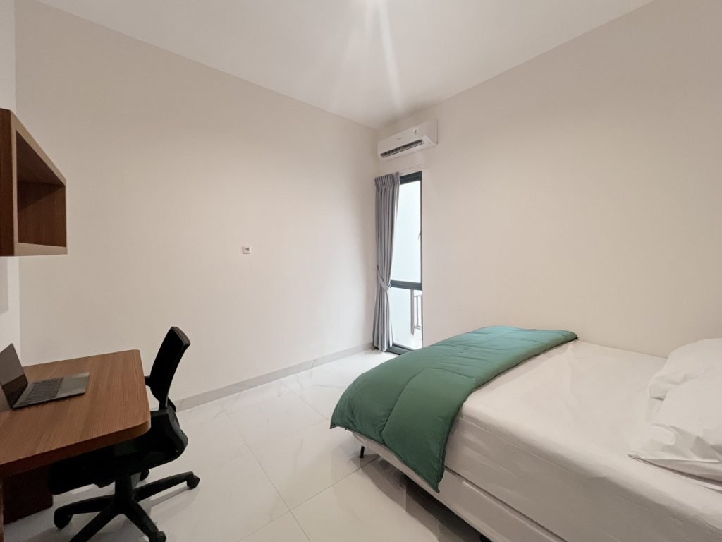 A room at Arcelon Premiere with a bed, work desk, office chair and window