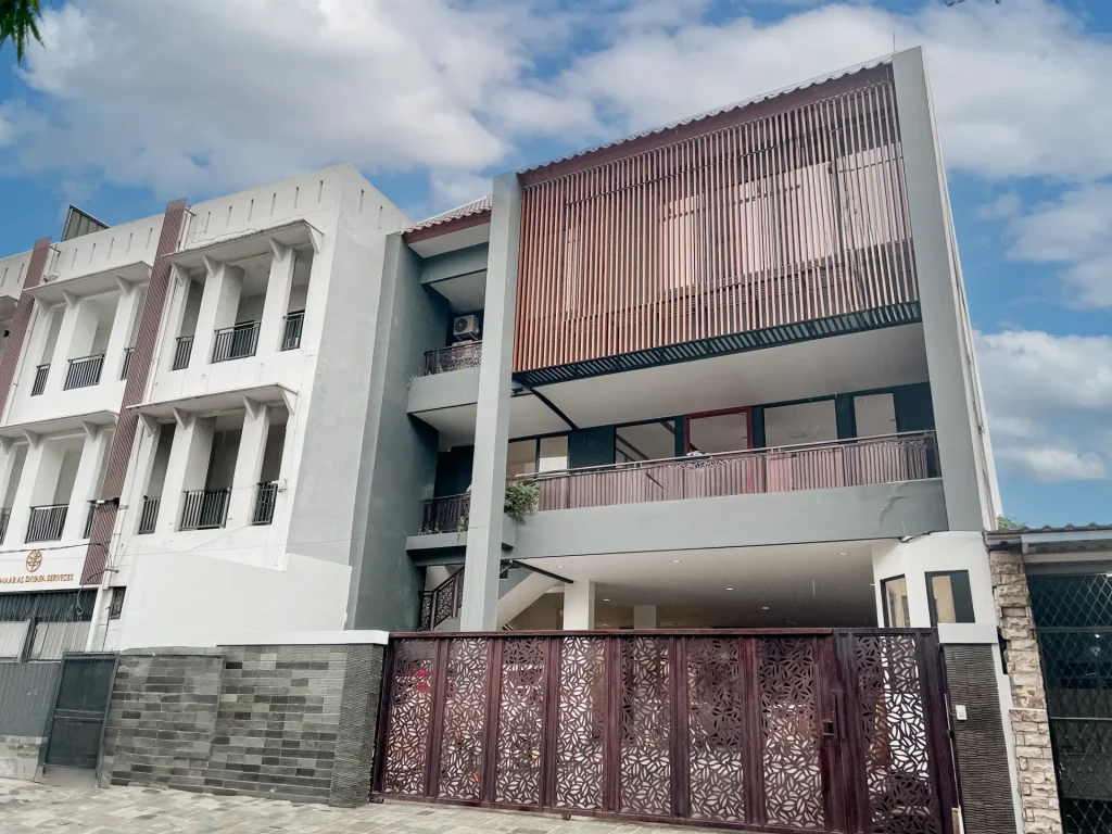 The front elevation and gate of Arcelon Premiere in Bendungan Hilir