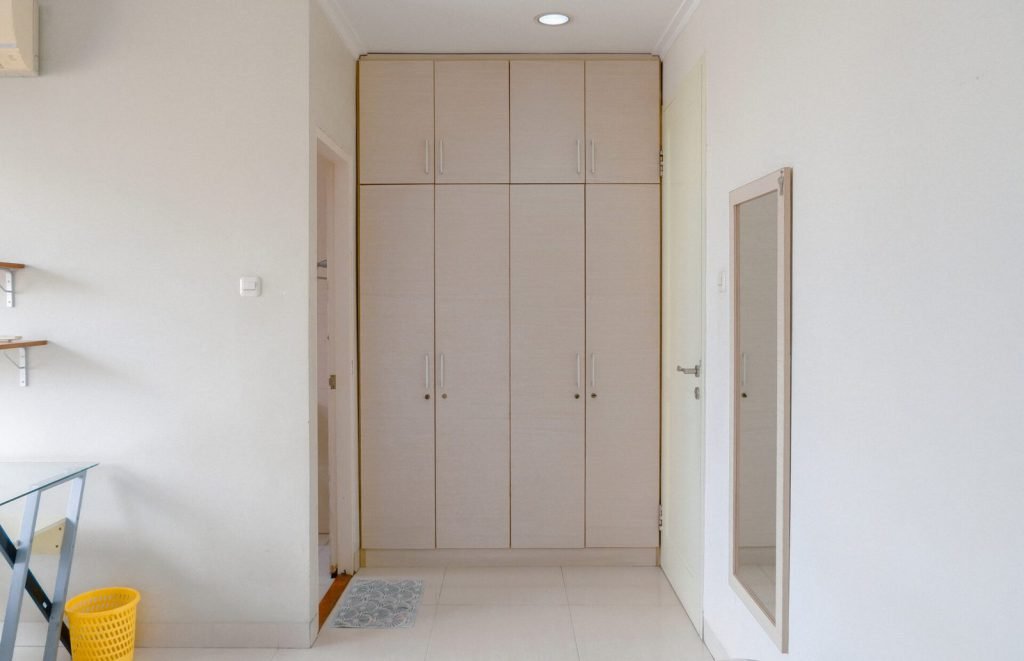 Built-in wardrobe and en-suite bathroom door in a room at Arcelon Stay Karawaci