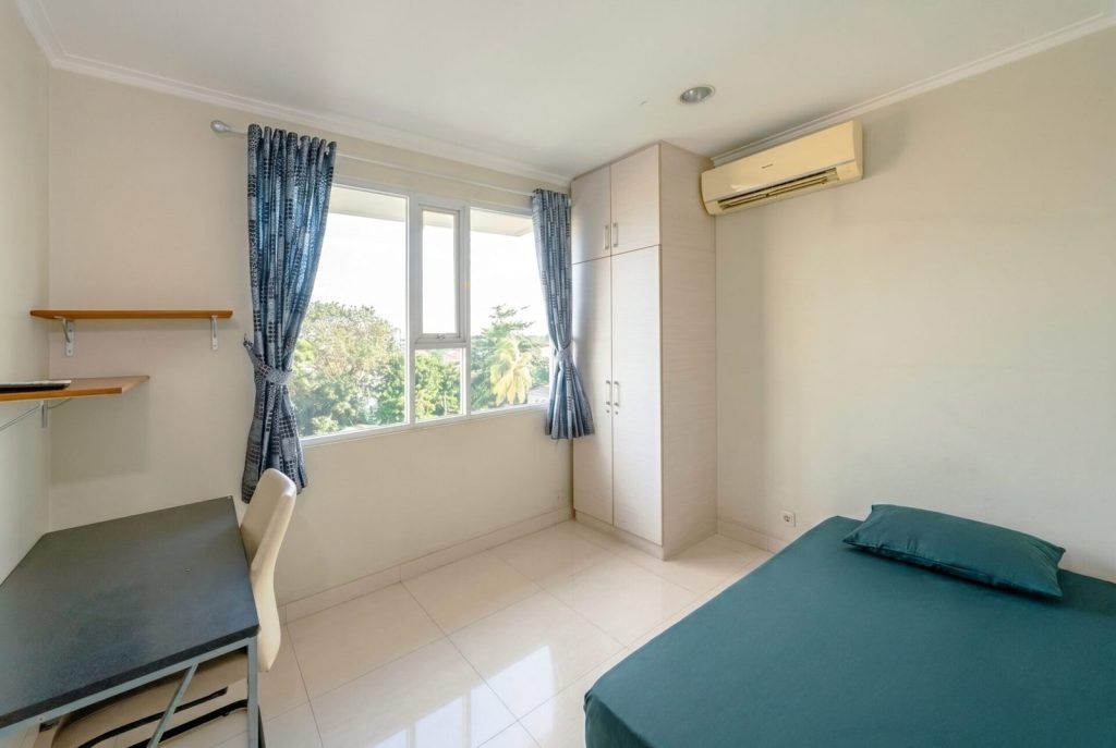 A single room at Arcelon Stay Karawaci with air conditioning, wall shelves and a window