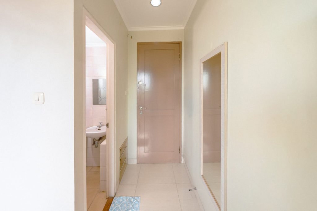 The private bathroom and entrance door of a room at Arcelon Stay Karawaci