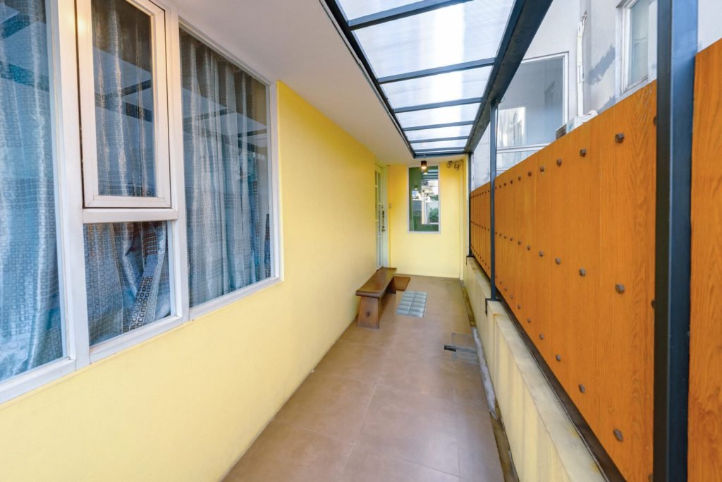 A covered walkway beside the rooms at Arcelon Stay Karawaci