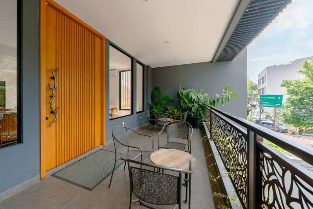 The entrance to the coffee lounge at Arcelon Premiere with outdoor seating on the balcony