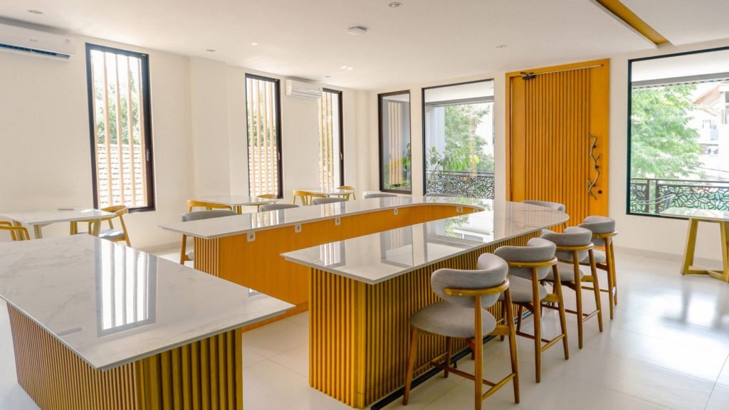 The coffee lounge at Arcelon Premiere with island counters and daylight from three sides